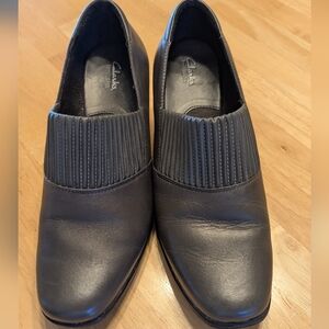 Clarks Bendables Women's Gray Leather Loafers With Stacked Heel. Size 10